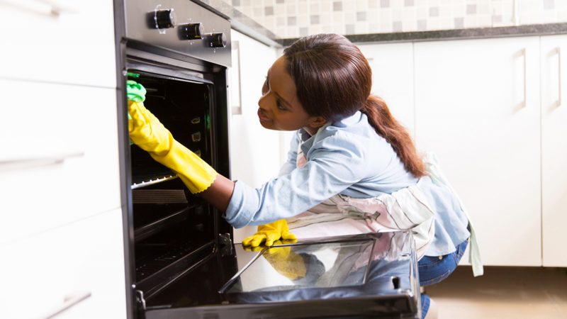 De hogyan kell tisztítani a sütőt? A sütő sütőporának tisztítása A sütőtálca tisztítása A sütő tisztítása sütőporos tippekkel