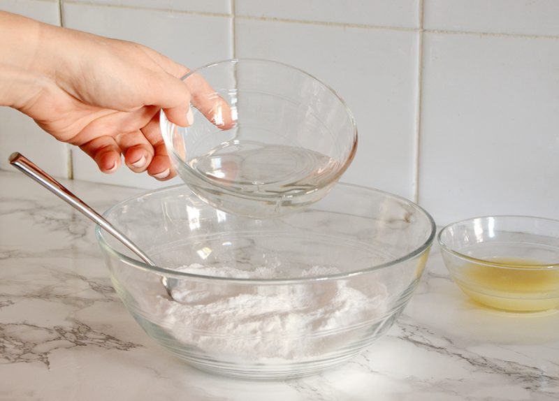 Tisztítsa meg a sütőt szódabikarbónával - készítse el a pasztát - 1. lépés A sütő sütőporának tisztítása A sütőtálca tisztítása A sütő tisztítása sütőporos tippekkel