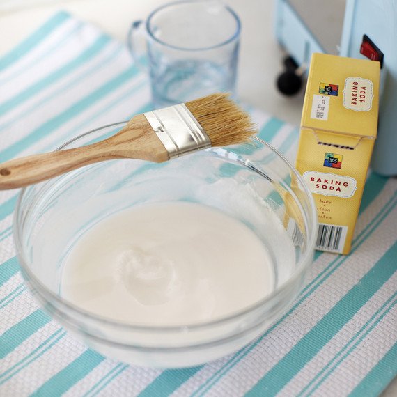 Tisztítsa meg a sütőt sütőporral - készítsen pasztát - 3. lépés A sütő sütőporának tisztítása A sütőtálca tisztítása A sütő tisztítása sütőporos tippekkel