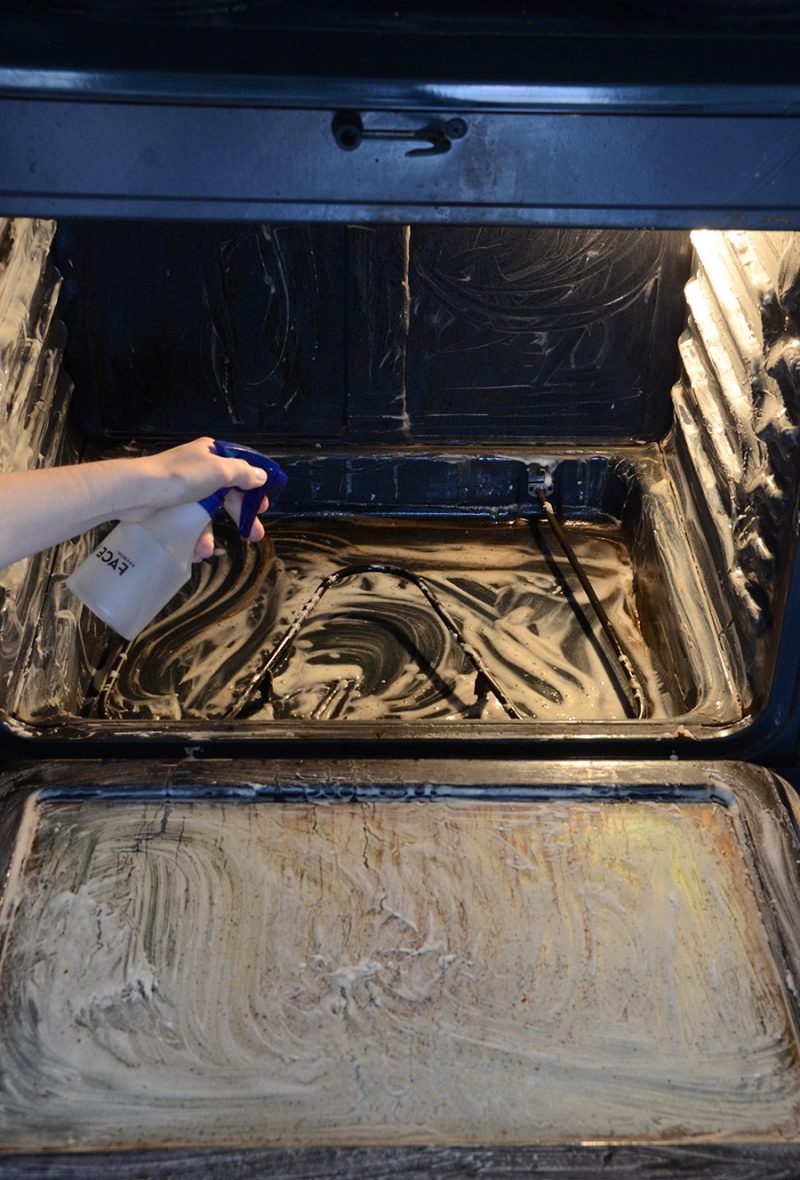 A paszta elkészítése - 5. lépés A sütő sütőporának tisztítása A sütőtálca tisztítása A sütő tisztítása sütőporos tippekkel