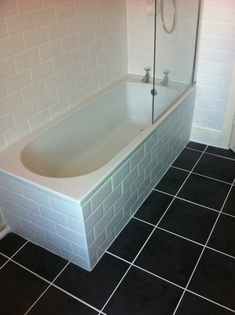 Bijele pločice obložene kadom oblaganje kade