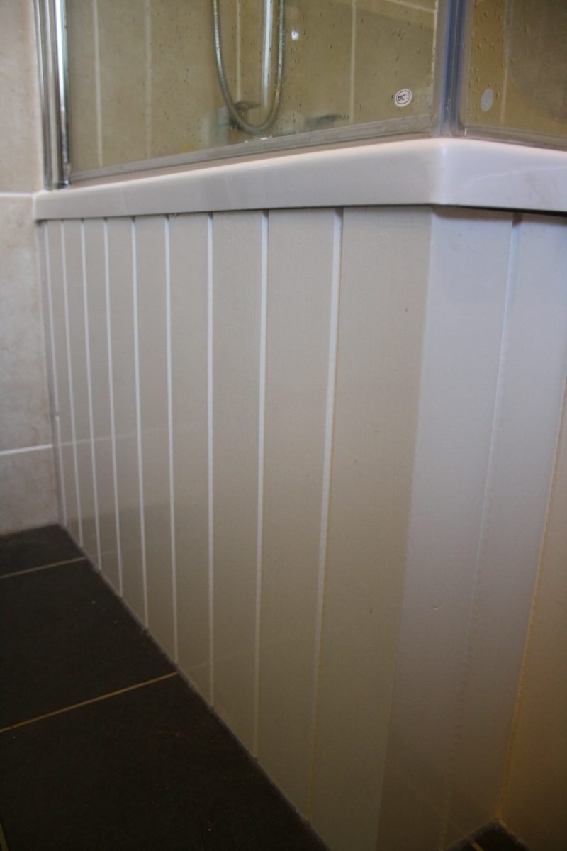 Kadom obloženo bijelo drvo ploča za kupanje