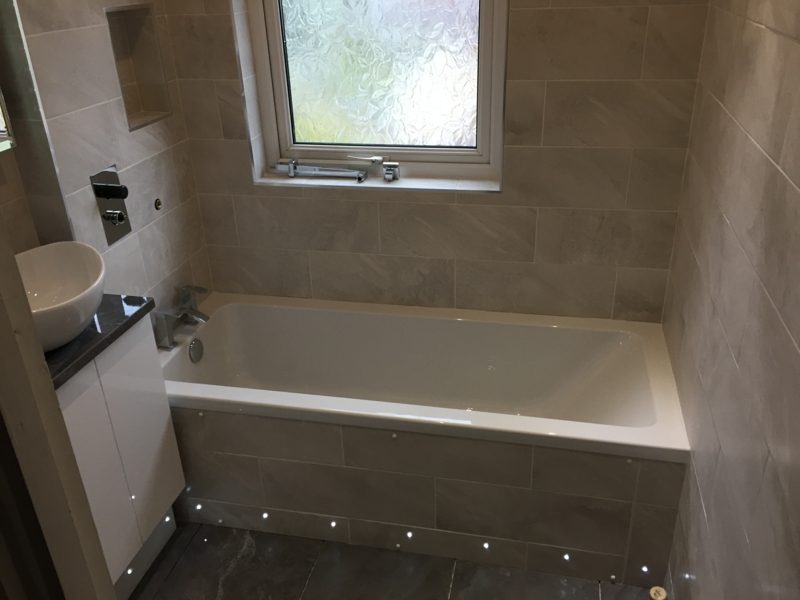 Osvjetljenje bijelih pločica za kadu oblaganje kade