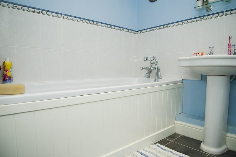 Kadom obloženo bijelo drvo jezičak i utor za kadu obložen kadom bijela ploča za kupanje