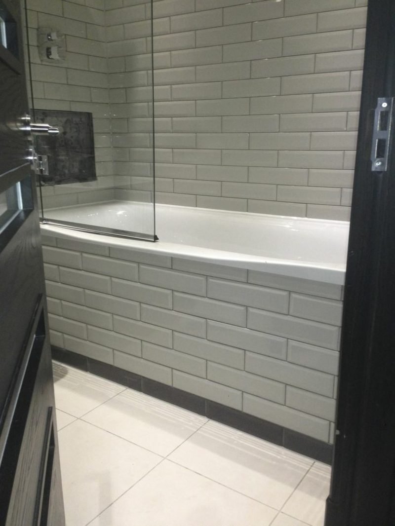 Bijele pločice obložene kadom oblaganje kade