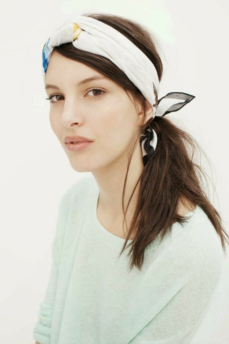 Foulard a coda di cavallo con acconciatura