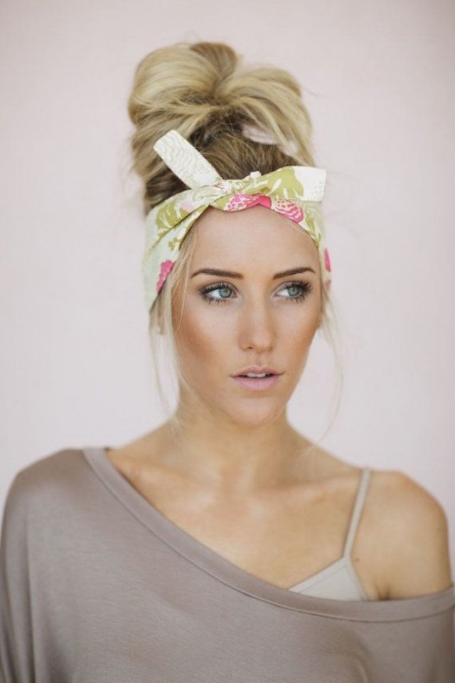 Indossa un foulard in uno chignon casual