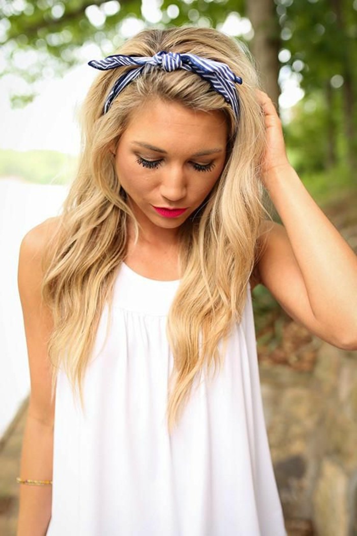 Bandana legare elegantemente i capelli biondi