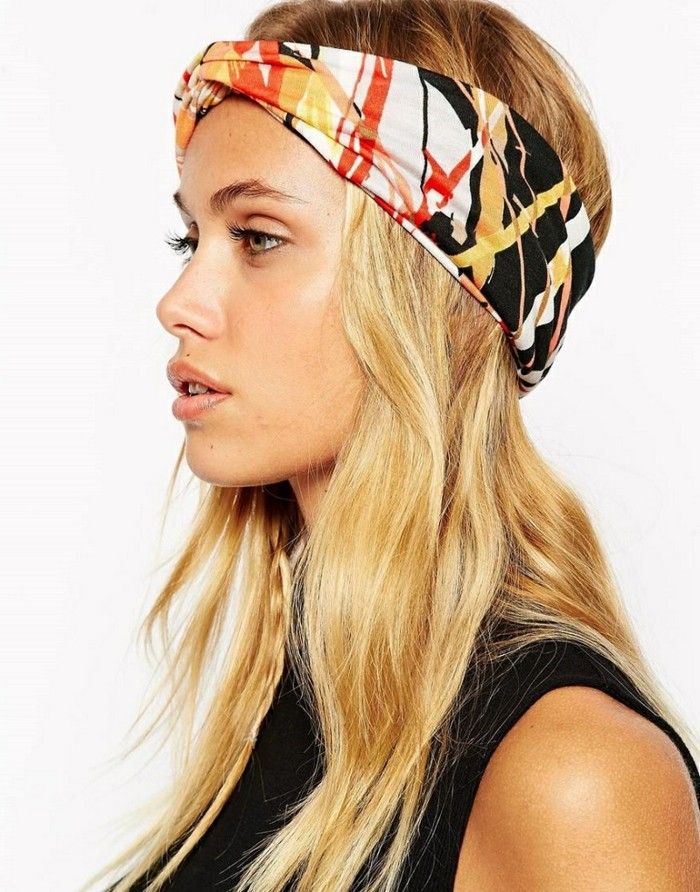 acconciatura aperta con foulard