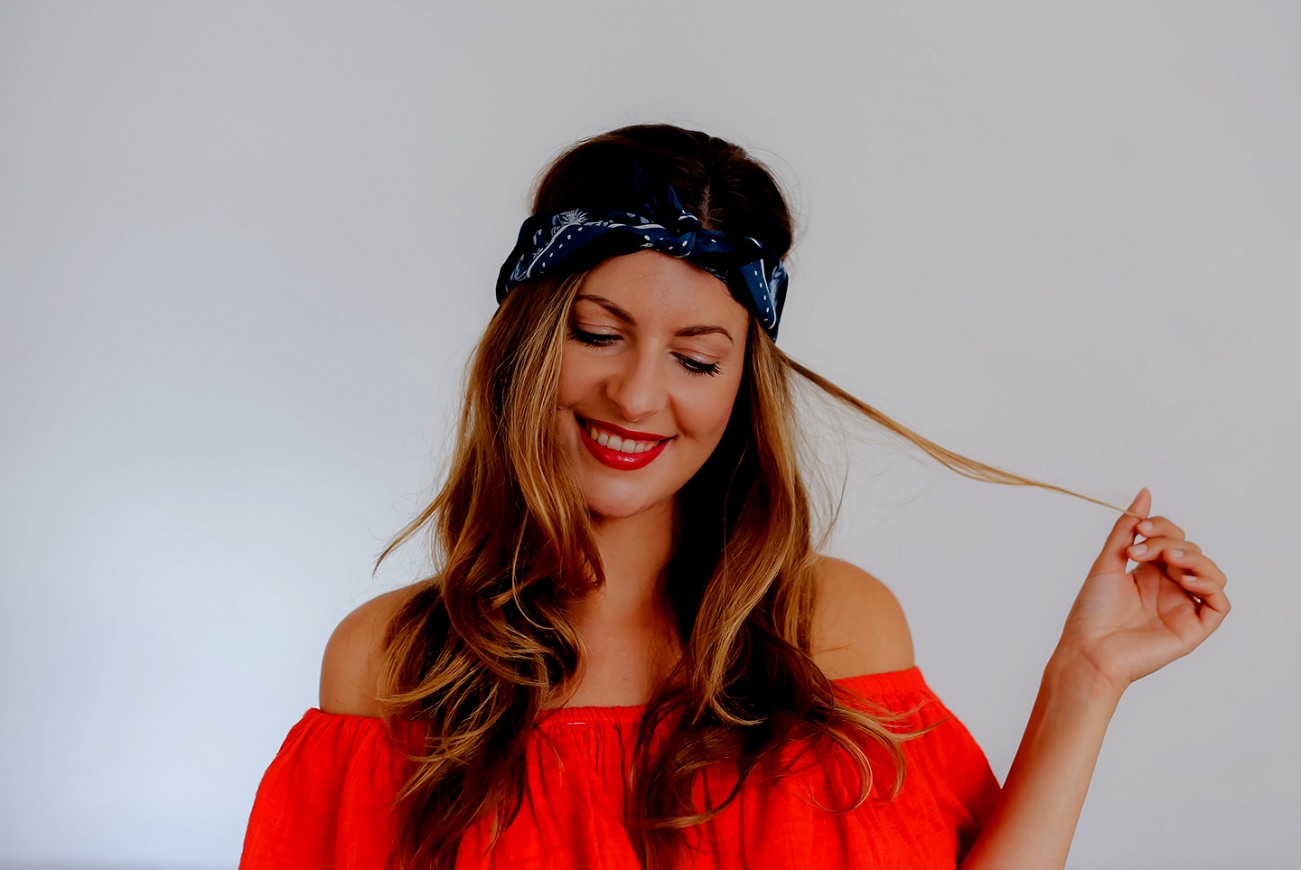 Bandana legare la parte superiore della testa capelli aperti