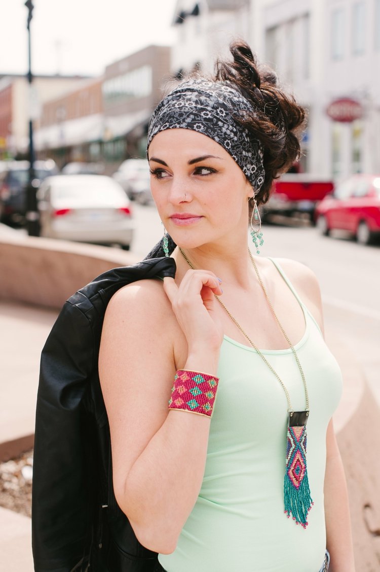 Acconciature estive con cravatta bandana da donna