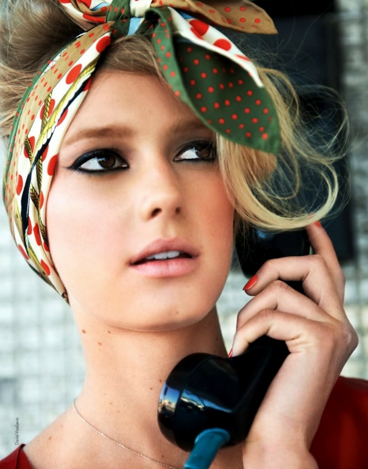 Acconciature retrò con un look stupendo da foulard