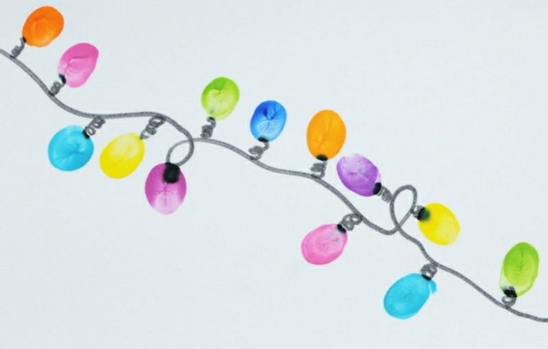 Les empreintes digitales des enfants font des guirlandes lumineuses