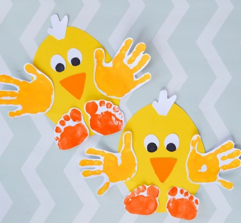 Obrtničke ideje dječji otisci za Uskrs Pilići djeca otisci prstiju