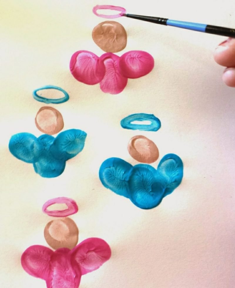 Anđele s otiscima prstiju Anđeli rade otiske prstiju s djecom