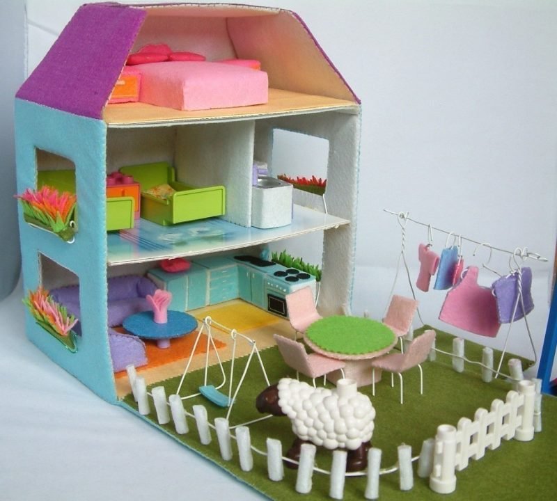 Crea una grande casa delle bambole con il feltro Crea una grande casa delle bambole con il feltro