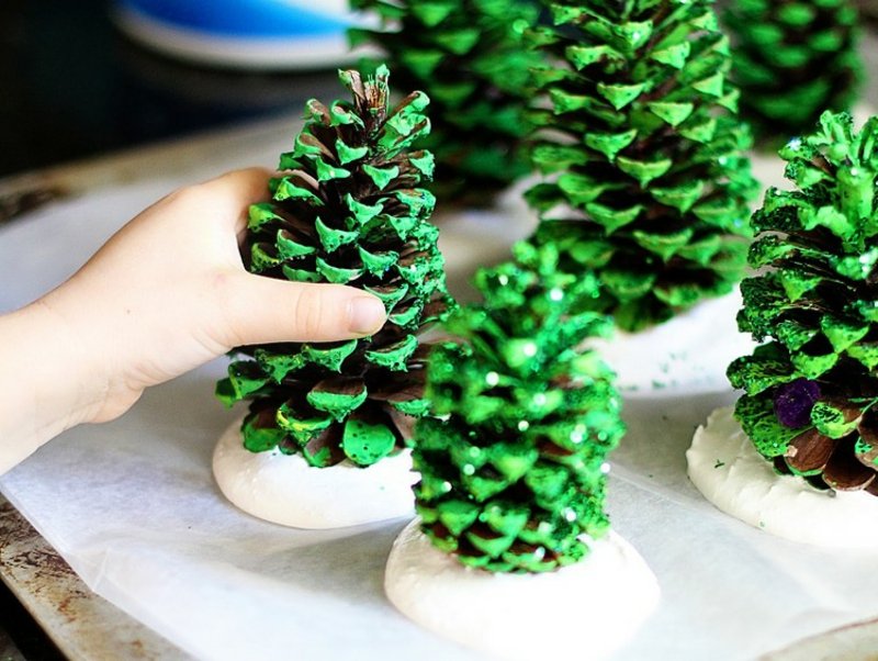 Bojanje šišarki u zeleno s djecom Šišarke obojite u zeleno