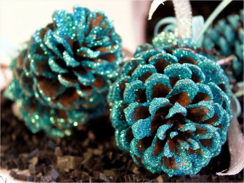 Ukrasite šišarke šljokicama Ručni radovi od prirodnih materijala božićni češeri bora