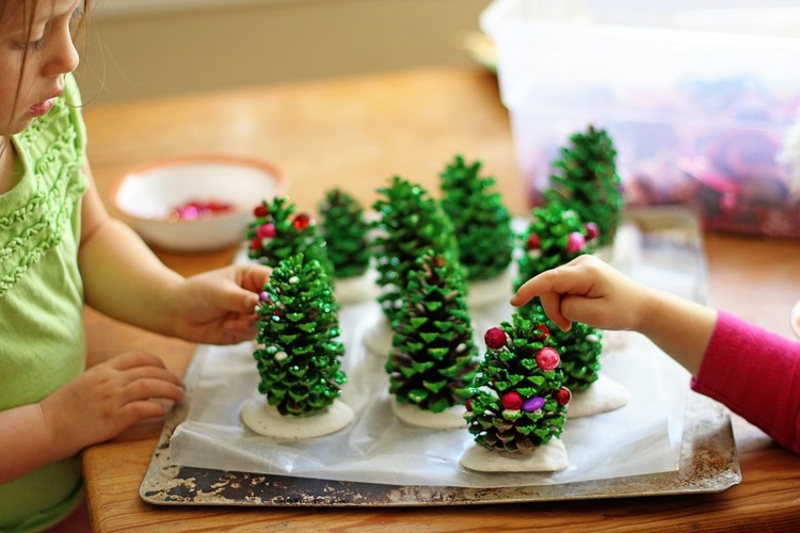 napravite mala božićna drvca od šišarki Ručni radovi od prirodnih materijala Božićna mala božićna drvca