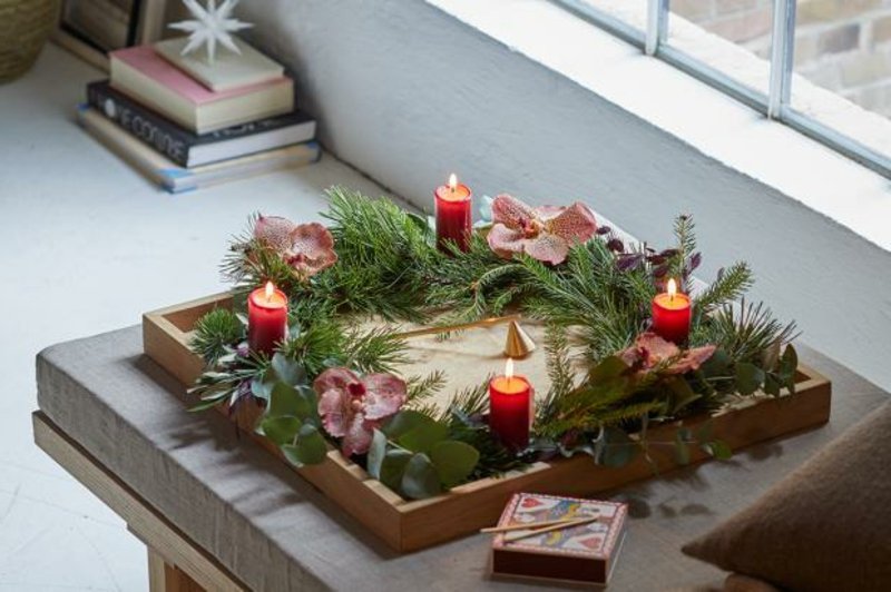 Dekoracija stola Adventske svijeće zimzelene grane Dekoracija stola Advent četiri svijeće