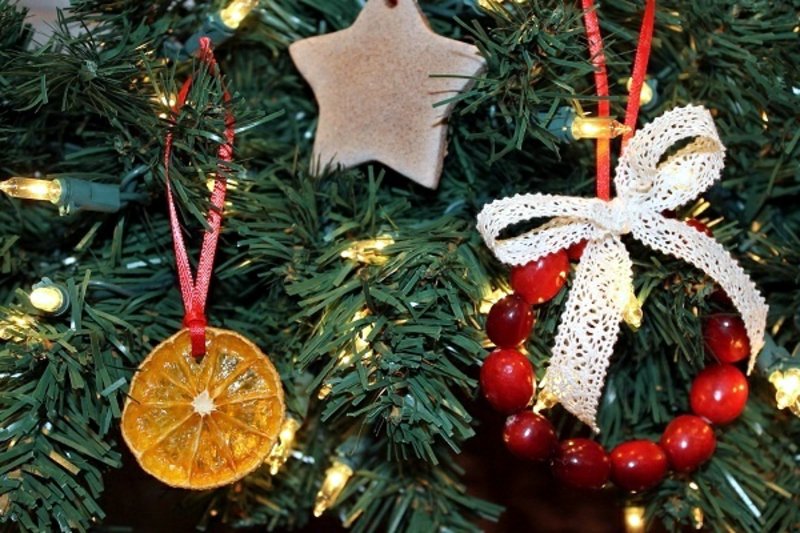 ukrasite božićno drvce prirodnim materijalima Božićno drvce ukrašava osušene kriške naranče
