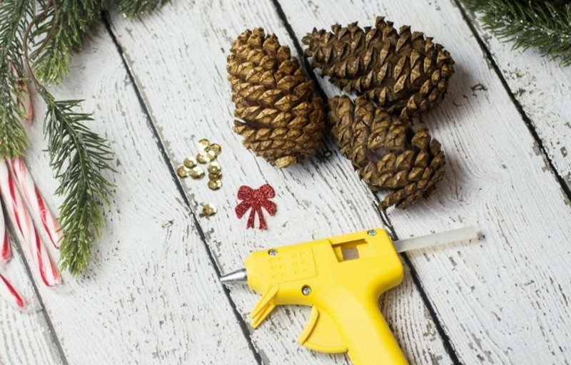 Izrada sa šišarkama Ručni radovi od prirodnih materijala ukrašavaju božićne šišarke