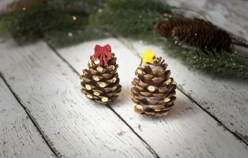 Ručni radovi od prirodnih materijala Božić male jelke slatke