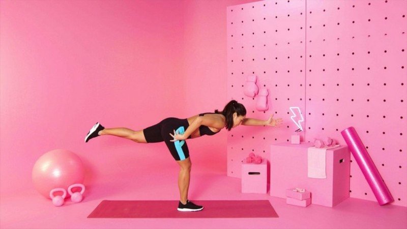 ispružite jednu nogu stojeći