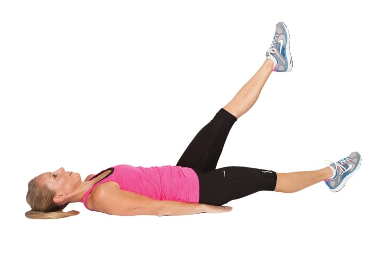 Vježbe odsutnosti trbuha od 50 godina dalje s jednom nogom koja dodiruje pod