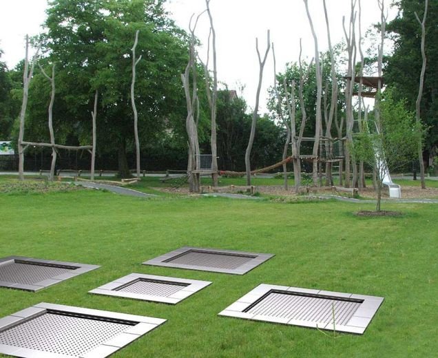diversi piccoli trampolini a terra parco giochi per bambini rettangolare diversi trampolini integrati area giochi a terra