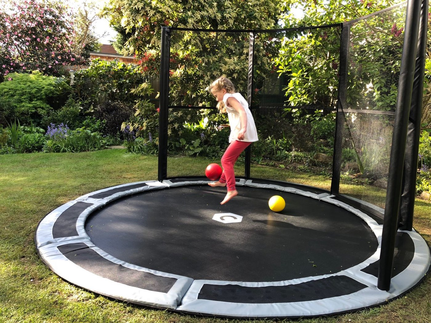 Parco giochi per porte da calcio da giardino con trampolino a terra Giardino della porta da calcio a livello del pavimento del trampolino