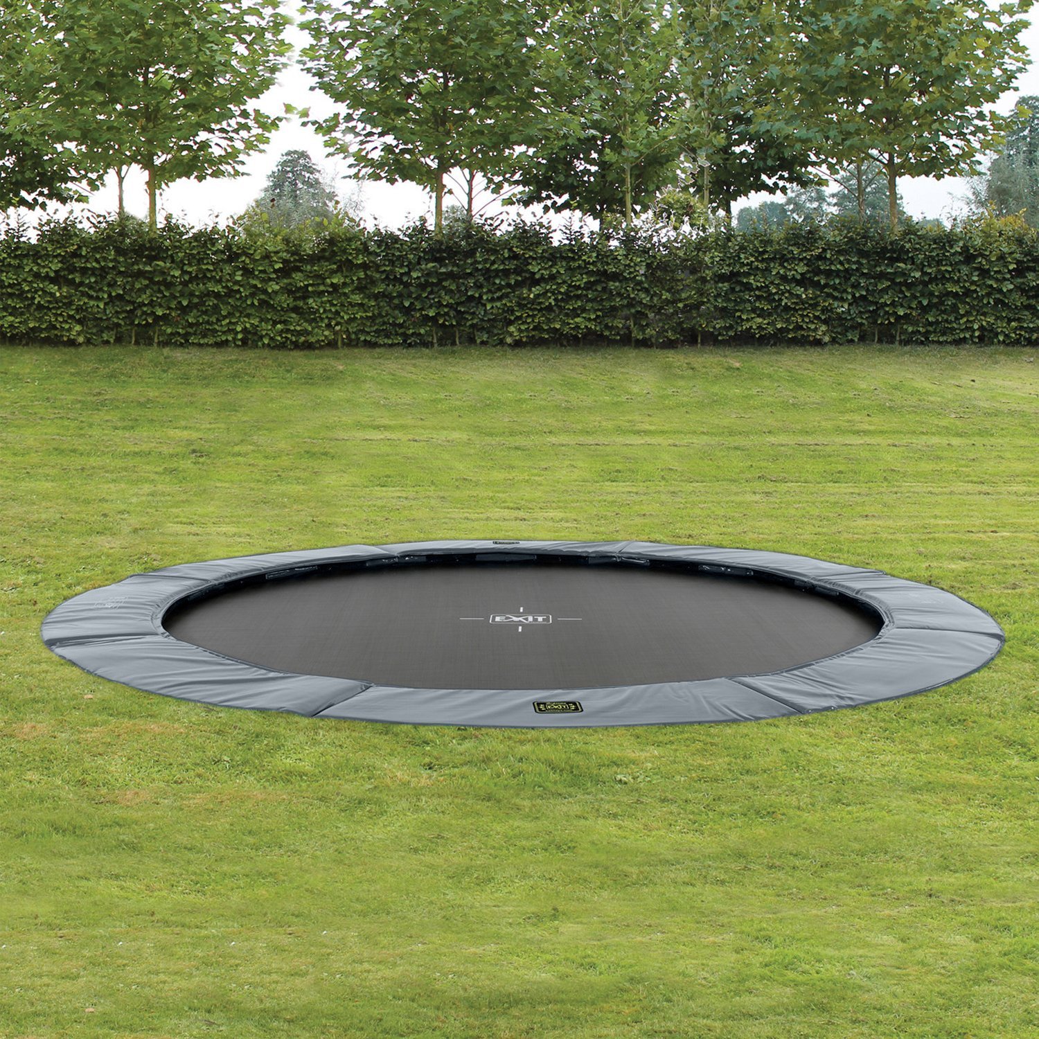 Posizione del trampolino a terra in mezzo al prato Montare il trampolino da pavimento in giardino