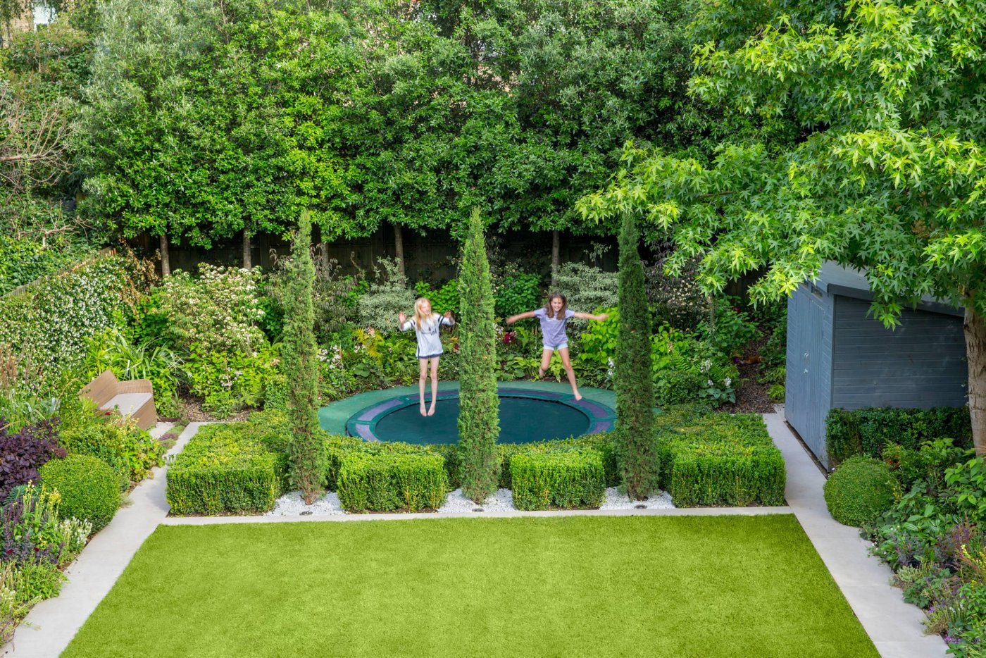 Separare il tappeto elastico nel giardino del parco giochi per bambini Area prato separata dal parco giochi con trampolino per bambini