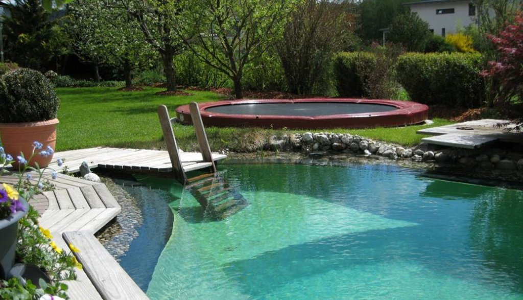 grande trampolino a livello con il terreno intorno al giardino con piscina Trampolino a pavimento grande intorno al giardino con piscina