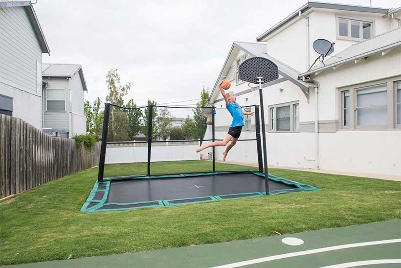 Rete di sicurezza da basket per trampolino da giardino per parco giochi per bambini Combina il campo da basket con trampolino sul pavimento