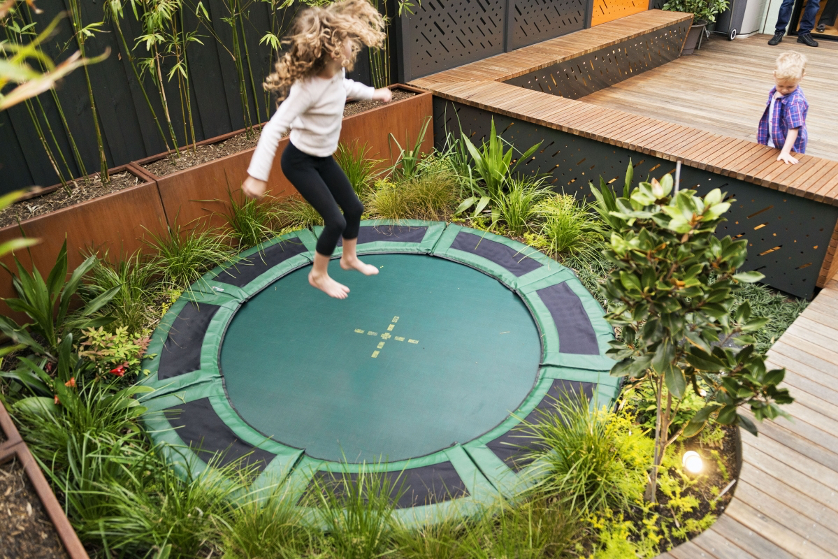 Scegliere un trampolino interrato: rotondo o rettangolare? Consigli utili per la scelta di un trampolino da pavimento