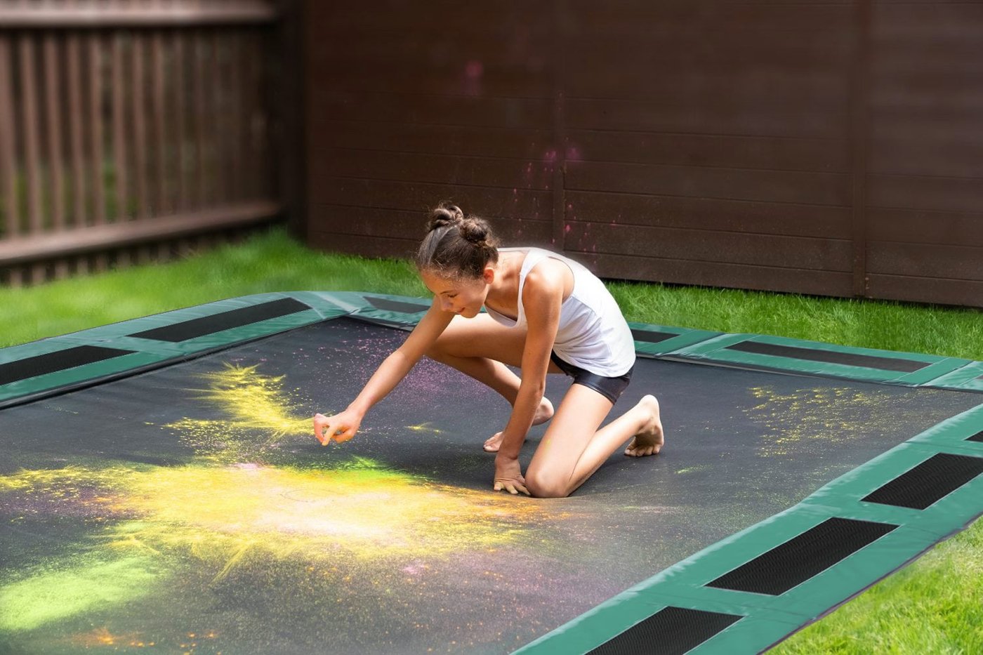 I bambini dipingono il trampolino a livello del pavimento con il gesso I bambini dipingono il trampolino con il gesso
