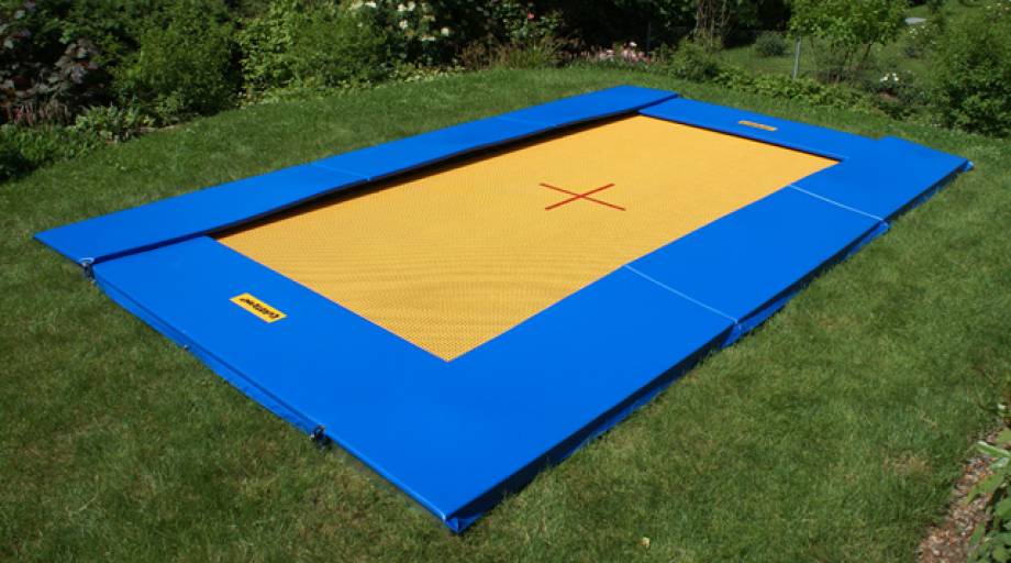 Acquistare un trampolino interrato: a cosa prestare attenzione? Grande trampolino rettangolare a filo pavimento