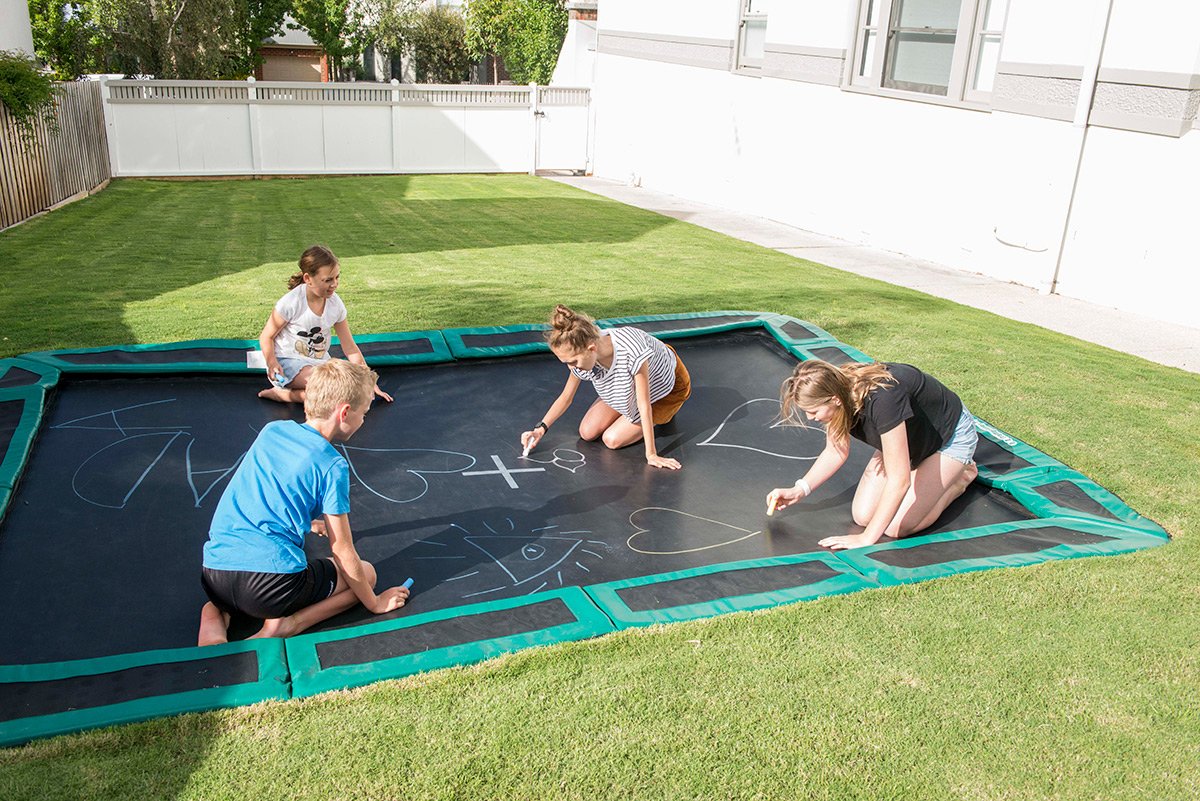 Trampolino a livello del giardino del parco giochi per bambini Giochi per bambini allegri di trampolino a livello del pavimento