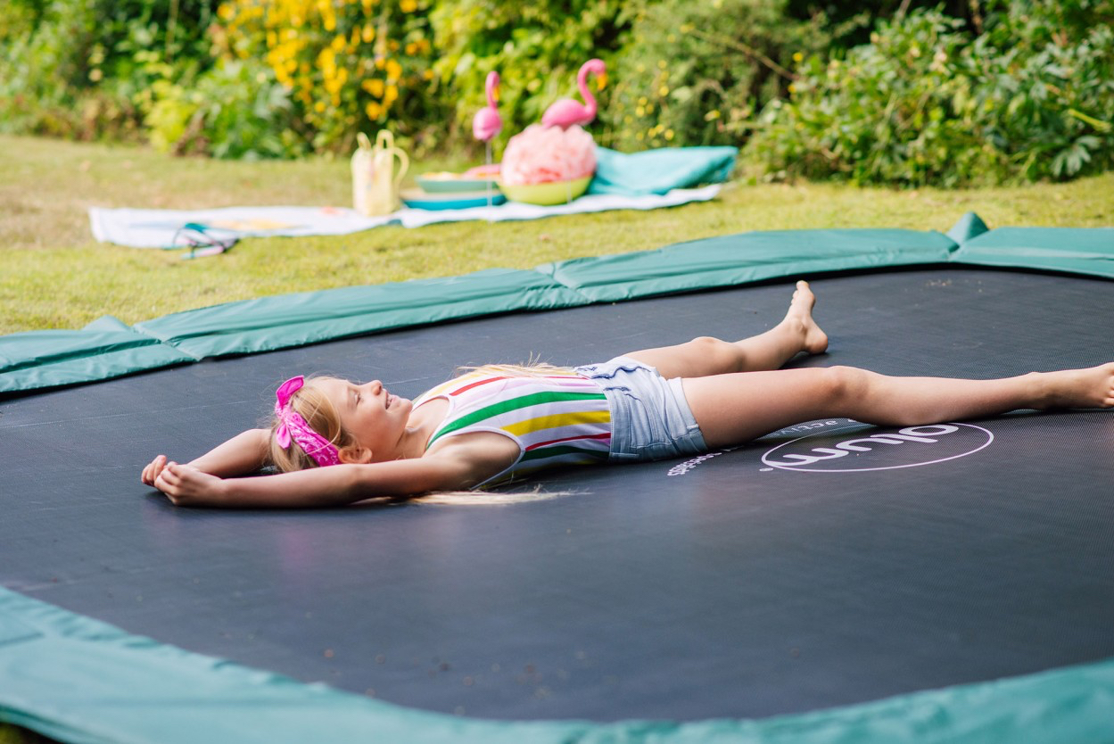 I trampolini a terra sono molto più sicuri dei modelli convenzionali Bambini che si divertono con il trampolino a livello del pavimento