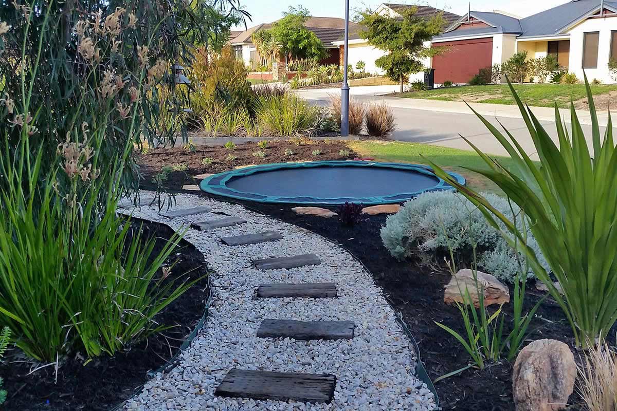 Scegli un tappeto elastico in giardino Trampolino a livello del pavimento attorno al percorso del giardino