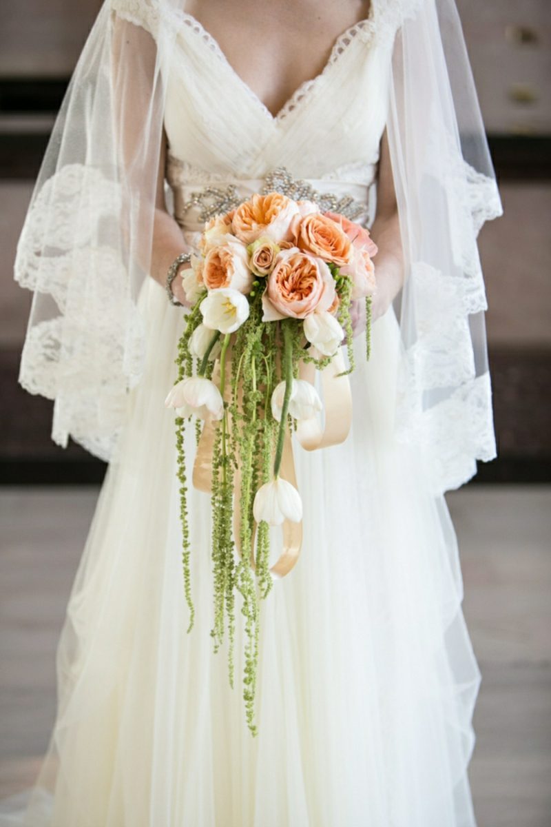 Bouquet da sposa a cascata con tulipani e peonie elegante e semplice Bouquet da sposa di peonie e tulipani a cascata