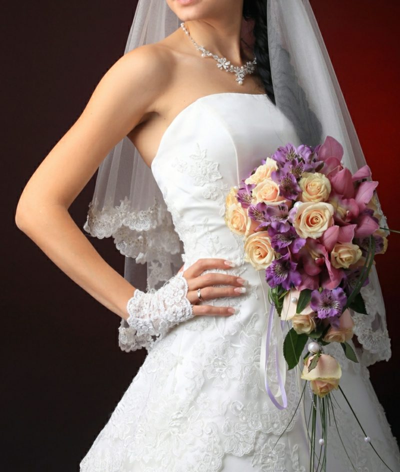 Bouquet da sposa cascata molto eleganti rose crema orchidee viola e rosa Bouquet da sposa cascata sfumature pastello rosa viola crema color