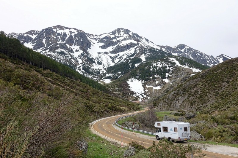 Camping-car dans les montagnes en hiver
