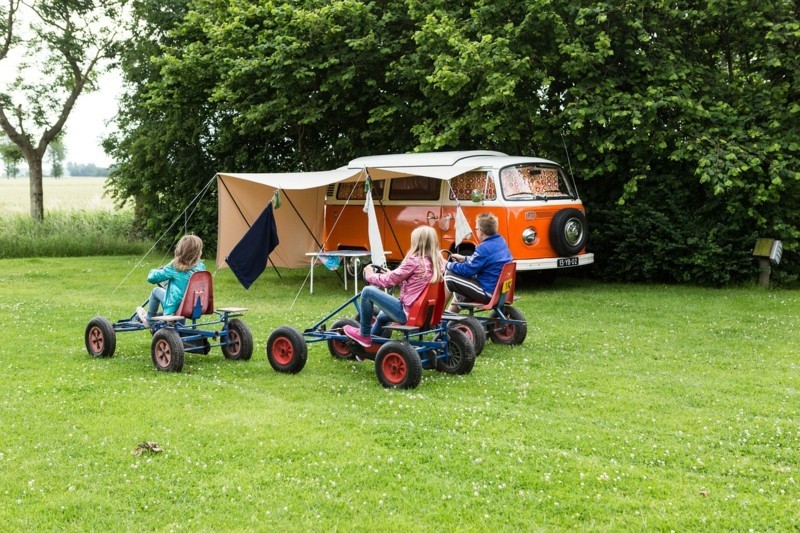 famille camping bus auvent enfants