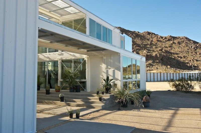 maison conteneur dans le désert de Mojave par Ecotech Design fleurs