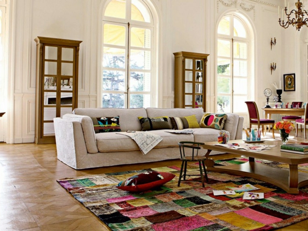 A nappali berendezése párnákat dob, színes szőnyeget nappali berendezése színes szőnyeg dobópárnák