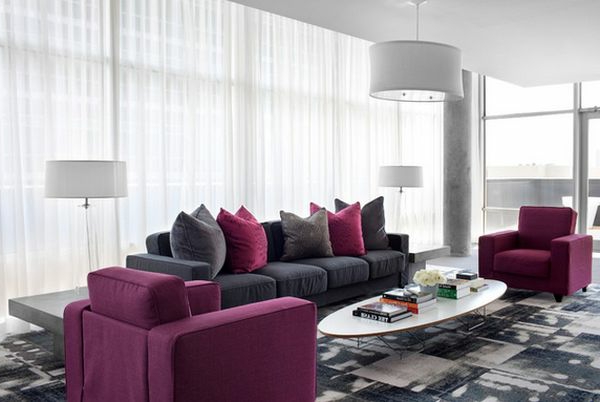 lila szürke átlátszó függönyöket díszítő nappali lila szürkét díszítő nappali