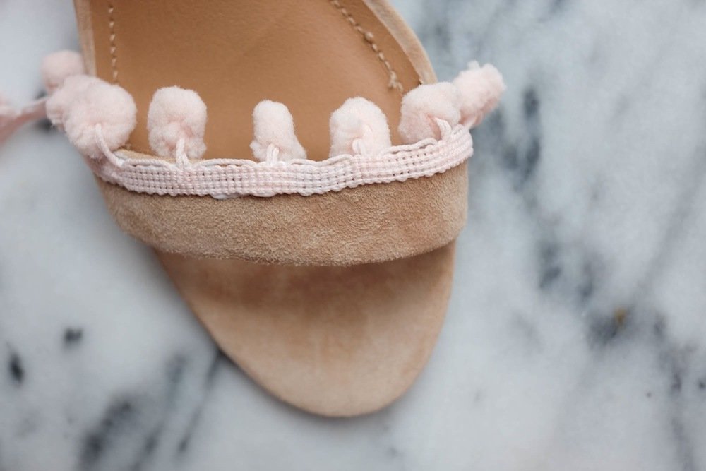 Un'ottima guida per ravvivare le scarpe delle donne anziane con i pon pon Un'ottima guida per ravvivare le scarpe delle donne anziane con i pon pon