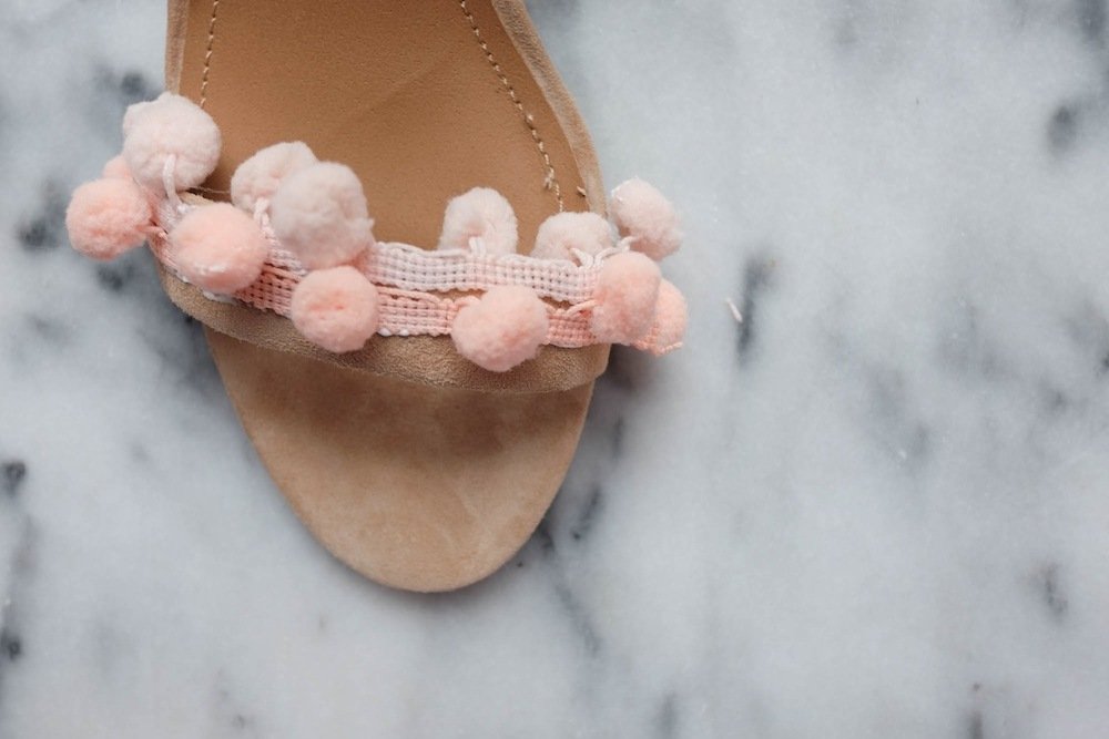 Una semplice guida per ravvivare le scarpe delle donne anziane con i pon pon Una semplice guida per ravvivare le scarpe delle donne anziane con i pon pon